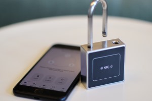 Smart locks will in future power themselves contactlessly from the mobile phone